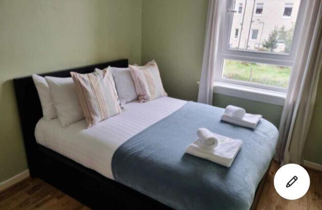 Pass The Keys Cozy Two Bed Flat Near Glasgow Airport & Paisley Exteriör bild