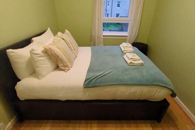 Pass The Keys Cozy Two Bed Flat Near Glasgow Airport & Paisley Exteriör bild